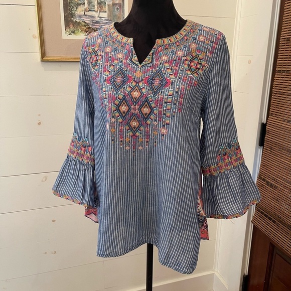 John.Mark Tops - John.Mark V-neck, pullover, top size small embroidered front back and sleeves